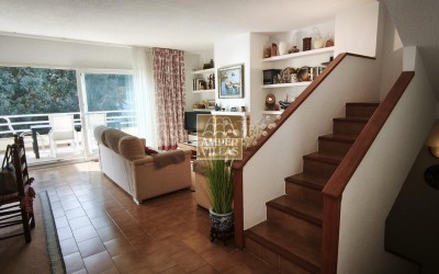 Spacious bungalow with a communal swimming pool and tennis court next to the golf club.